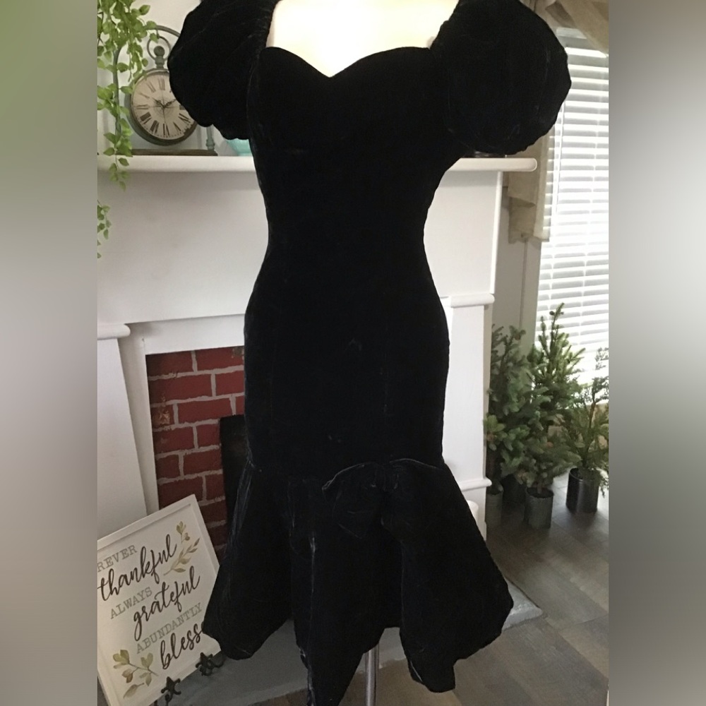 Vintage black velvet puffed sleeve form fitting dress!